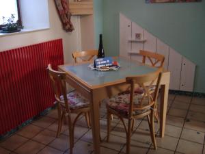 einen Esstisch mit einer Flasche Wein und 2 Stühlen in der Unterkunft Ferienhaus Habitat Wonnegau in Flörsheim-Dalsheim