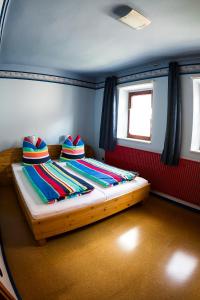 ein Schlafzimmer mit einem Bett mit bunten Kissen darauf in der Unterkunft Ferienhaus Habitat Wonnegau in Flörsheim-Dalsheim