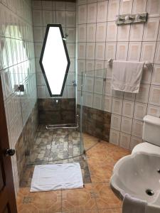 Kylpyhuone majoituspaikassa Vistaverde Lodge