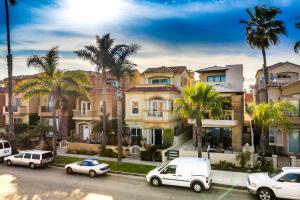 un grupo de coches estacionados frente a las casas en 249 - 3 Story Dream Home, en Huntington Beach