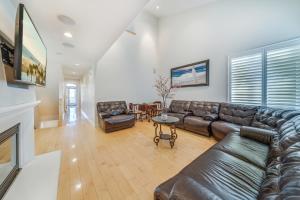 sala de estar con sofá de cuero y chimenea en 249 - 3 Story Dream Home, en Huntington Beach