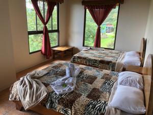 A bed or beds in a room at Vistaverde Lodge