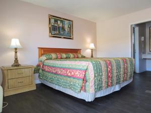 Postel nebo postele na pokoji v ubytování American Inn