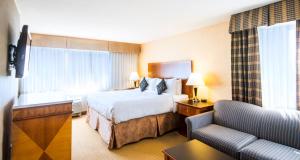 Säng eller sängar i ett rum på Best Western Plus Suites Downtown Calgary