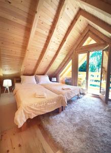 Mountain Lodge Mont Peace tesisinde bir odada yatak veya yataklar