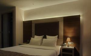 Ein Bett oder Betten in einem Zimmer der Unterkunft Grand Hotel Central Conakry