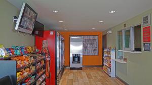 um corredor de mercearia com uma parede laranja em Hawthorne Plaza Inn Near LAX em Hawthorne