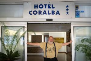 Un uomo è in piedi nella hall di un hotel di Hotel Coralba a Caorle