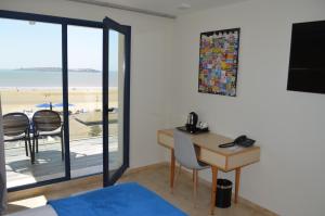 TV a/nebo společenská místnost v ubytování Hotel Cote ocean Mogador