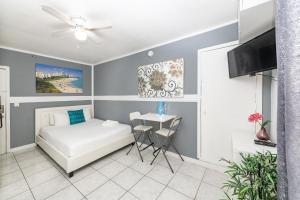 een kleine slaapkamer met een bed en een tafel bij Ocean Drive Beach Apartments in Miami Beach