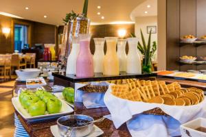 a buffet of food with cheese crackers and juice at Cosmos 100 Hotel & Centro de Convenciones - Hoteles Cosmos in Bogotá