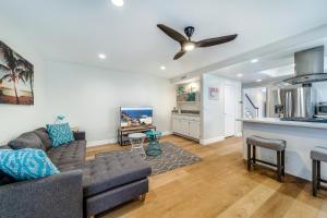 sala de estar con sofá y mesa en Remodeled 4 bdrm with AC, Jacuzzi, foosball, bikes, roof top deck, Steps to beach shopping and dining, en Huntington Beach