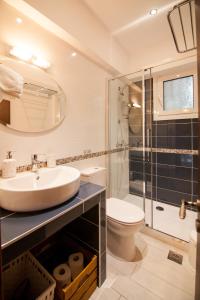 イプソスにあるVilla Magiaのバスルーム(洗面台、トイレ、シャワー付)