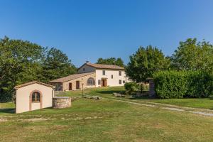 una grande casa bianca con un ampio cortile di Casa Gabry a Sarteano