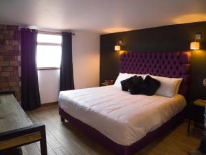 מיטה או מיטות בחדר ב-Hotel Santiurde SOLO ADULTOS
