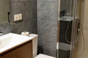 Koupelna v ubytování Apartamentos Zabalarena Ola