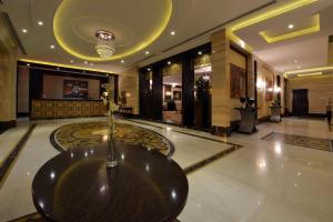 a lobby with a table in the middle of a building at Boudl Majmaa in Al Majma'ah