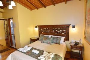 Una cama o camas en una habitación de Hotel La Basílica Quito