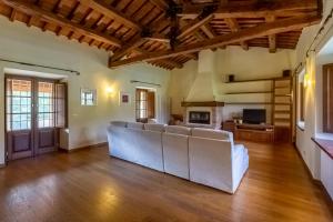 un ampio soggiorno con divano e TV di Casa Gabry a Sarteano