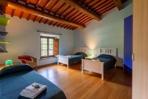 un soggiorno con due letti e un tavolo di Casa Gabry a Sarteano Altre 40 foto