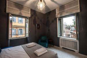 A bed or beds in a room at Vatican Color House