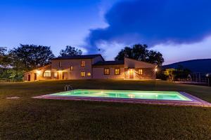 una casa con piscina nel cortile di Casa Gabry a Sarteano
