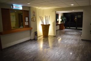 eine Lobby mit einer Vase in der Mitte eines Gebäudes in der Unterkunft Hotel & Suites La Marquesa in Toluca de Lerdo