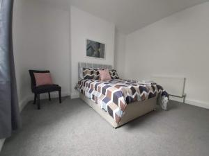 Postel nebo postele na pokoji v ubytování Dwell Living - No 61