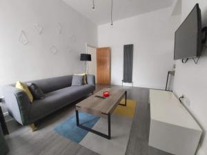 TV a/nebo společenská místnost v ubytování Dwell Living Sleeps 4 with free parking