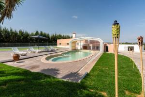 a swimming pool in a yard with a house at Quinta do Paraíso in Palmela