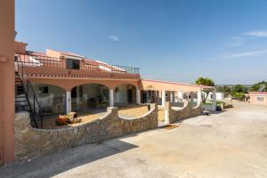 un edificio con una recinzione in pietra di fronte ad esso di Quinta do Paraíso a Palmela