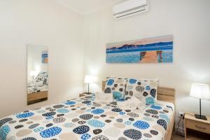 una camera da letto con un letto con cuscini blu e bianchi di Quinta do Paraíso a Palmela Altre 71 foto