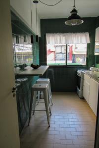 ブエノスアイレスにあるRecoleta&Parque Las Herasのテーブルとスツール付きのキッチンが備わります。
