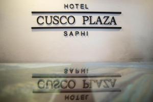 un cartel que lee Cuco Plaza y un hotel en Hotel Cusco Plaza Saphi, en Cusco