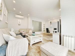 a living room with a couch and a table at Apartamento céntrico in Zaragoza