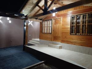 une chambre vide avec des murs et des portes en bois dans l'établissement Cabañas Jas, à Puerto Iguazú