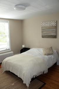 Schlafzimmer mit einem großen weißen Bett und einem Fenster in der Unterkunft The Novel Stay in Halifax
