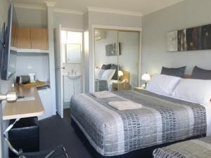 Postel nebo postele na pokoji v ubytování White Manor Motel