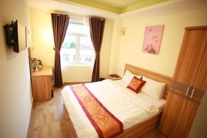 Postel nebo postele na pokoji v ubytování Vanilla Dalat Hotel