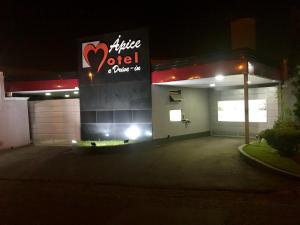 a building with a sign that reads alpha vocal and dance me at Ápice Motel in Jaguariúna