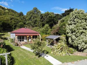 Κήπος έξω από το Koromiko Cottage at Lochsloy Farmstay Little River