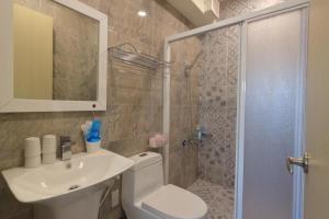 un bagno con wc, lavandino e doccia di Mi Hai B&B a Ji'an