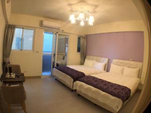 una camera da letto con un letto e un lampadario di Mi Hai B&B a Ji'an Altre 3 foto