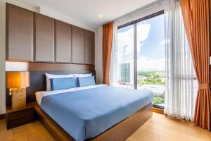 チェンマイにあるAnta Residence ''Self-sevice apartment''の大きなベッドと大きな窓のある寝室 +51枚の写真