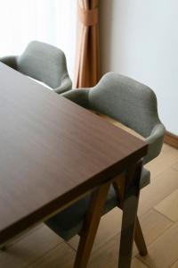 チェンマイにあるAnta Residence ''Self-sevice apartment''のデスク(椅子付)、木製テーブル