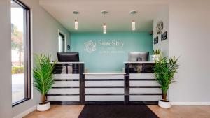 um escritório com um sinal de sinergia na parede em SureStay Hotel by Best Western Jacksonville South em Jacksonville