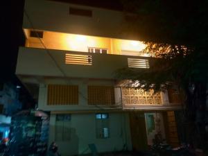 una casa por la noche con las luces encendidas en Xavier Guest House, en Chennai