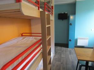 Voodi või voodid majutusasutuse HOTEL F1 Lyon Genay Massieux toas