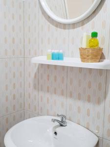 un baño con lavabo y espejo en Baan Suan Yensabai @Ayutthaya, en Phra Nakhon Si Ayutthaya