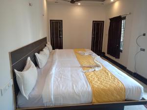 Postel nebo postele na pokoji v ubytování Sushmika Resorts Inn